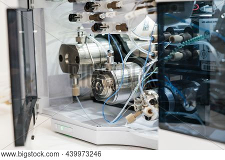 Binary Pump Uses High Pressure Mixing For Hplc Gradient Formation And Solvent Blending. High Perform