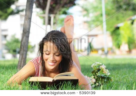 Junge Frau im Green Park, Buch und lesen