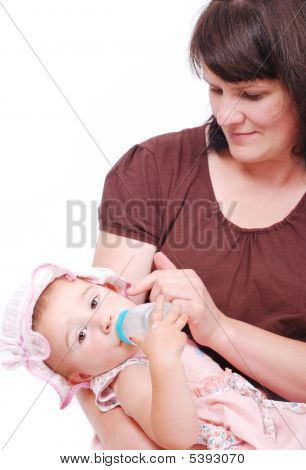 Anne bebeği besleme