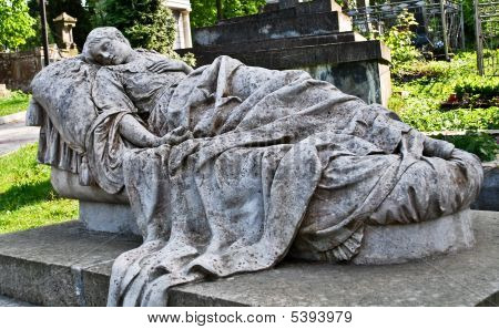 죽은 여자의 동상