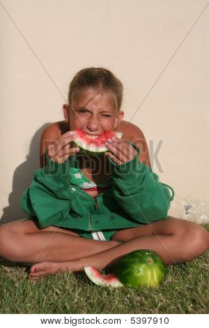 Mädchen essen Wassermelone