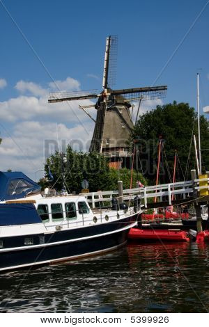 Moulin à vent hollandais dans un port des pays-bas