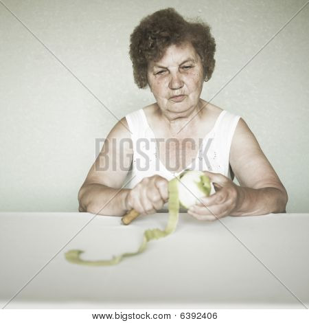 Gentile signora Senior Ritratto con Apple
