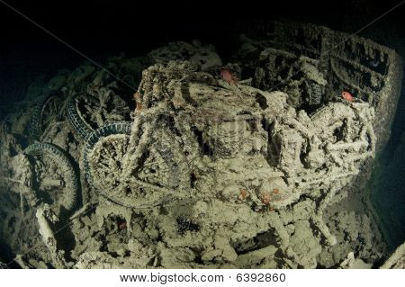 Motorcykel i lastrummet på Thistlegorm