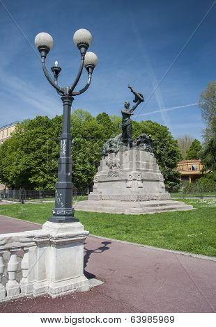 independence statue