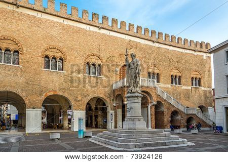 Palace Trecento At Place Signiori In Treviso