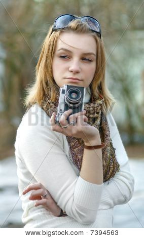 Donna con la vecchia macchina fotografica
