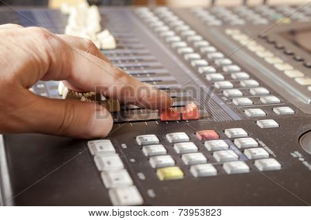 Dj Hand