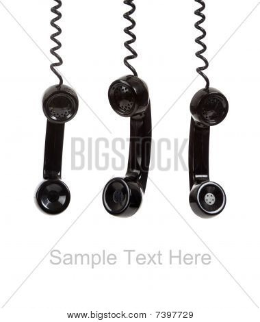 Un ricevitore telefonico nero su sfondo bianco con copia spazio