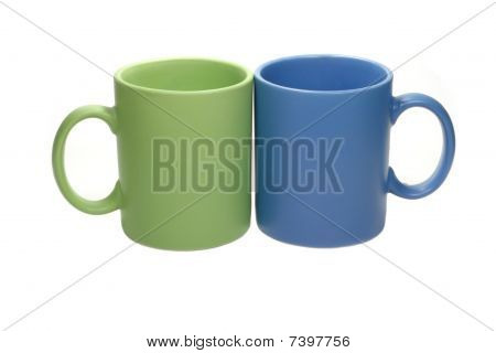 Groene en blauwe cups geïsoleerd op wit