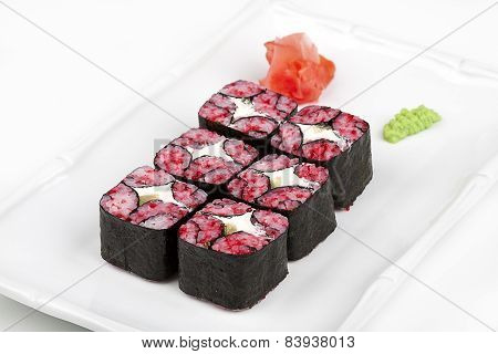 The mosaic sushi roll with tuna and tobico.
