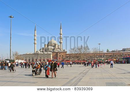 City square near Yeni Cami (The New Mosque) and Egyptian bazaar in Istanbul, Turkey