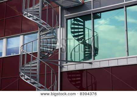 Edificio moderno con le scale a spirale