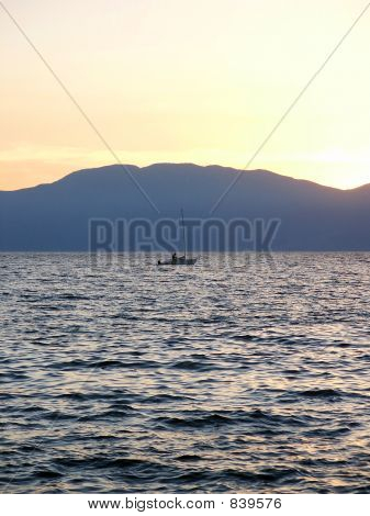 Lone båt i Adriatiska havet