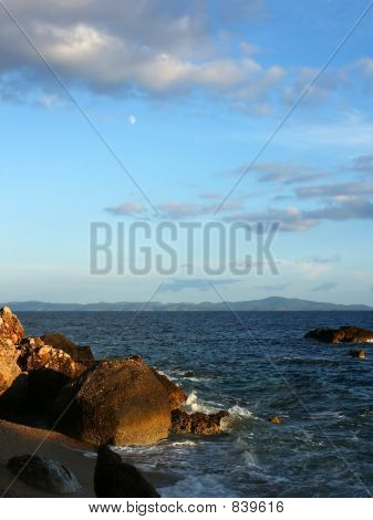 Måne över Adriatiska havet stranden