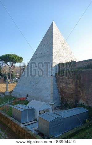 Piramide Cestia In Rome
