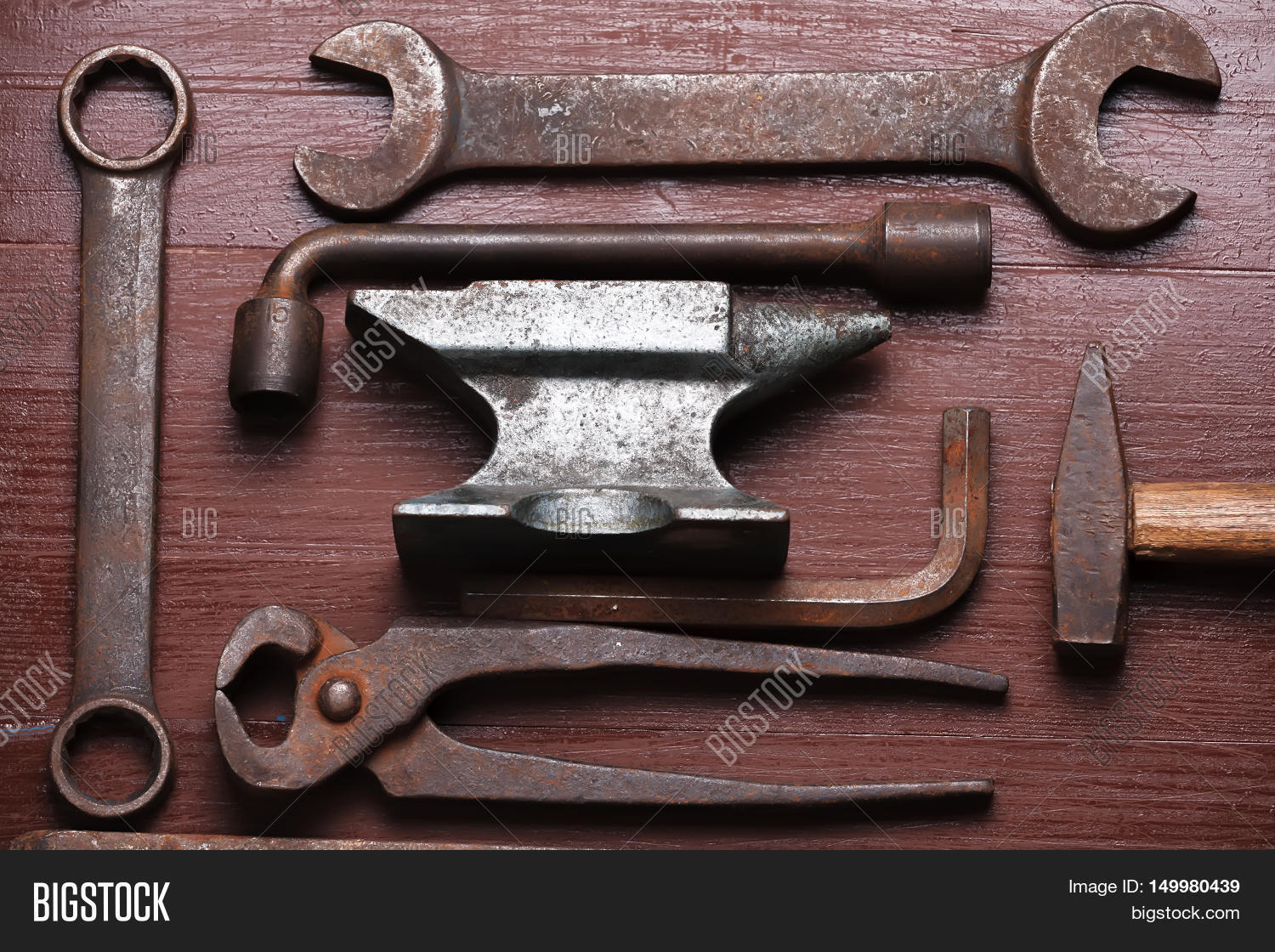старинные инструменты. кузнечный инструмент. наборы инструментов для кузнеца наковальни. Enshrouded инструменты кузнеца. инструменты для ковки.