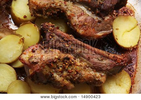 Costeleta de porco marinada cozida, preparado a refeição de carne