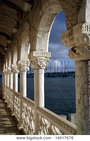 Belem Kulesi günbatımında balkon