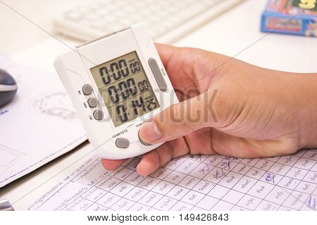 digital clock in right hand coundown time