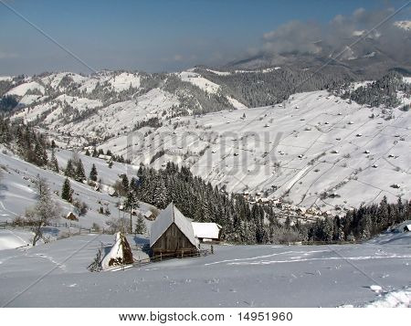 Legno casa di campagna - paesaggio di montagna