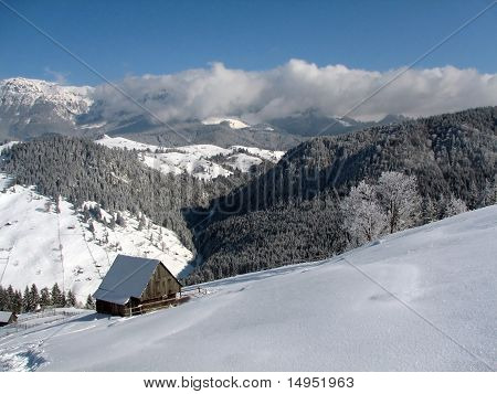 Legno casa di campagna - paesaggio di montagna