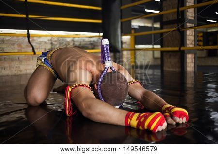 Man Fighter Muay Thai bowed in the ring