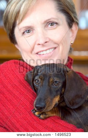 Donna matura detiene cane