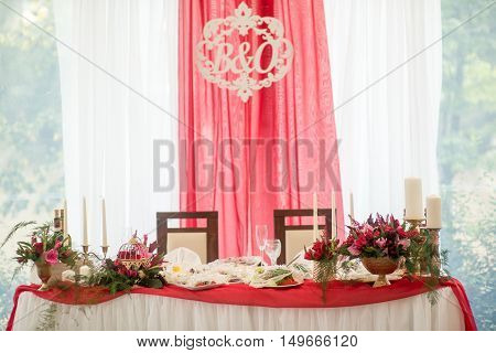 wedding decor on tables flowers blue and violet