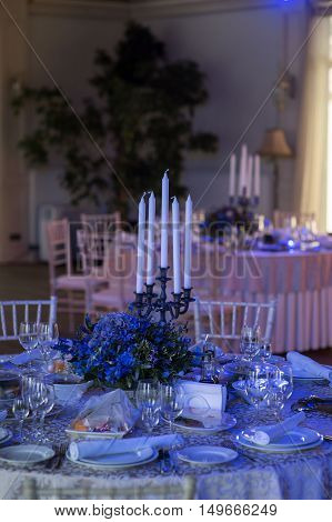 wedding decor on tables flowers blue and violet