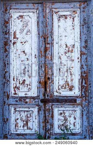 Texture Of A Wooden Door. A Wooden Door With Peeling Paint. The Old Paint Will Climb From The Old Wo