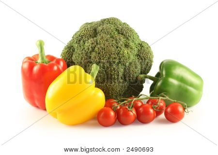 Brokolice, paprika a rajčata na bílém pozadí