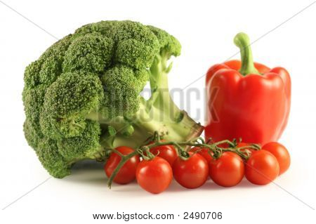 Brokolice, paprika a rajčata na bílém pozadí
