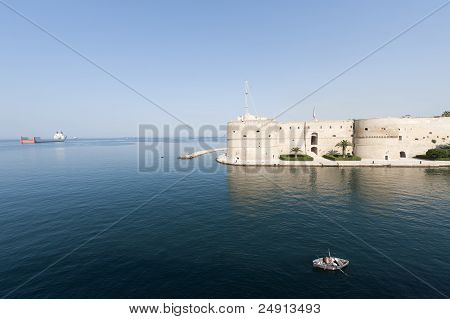 Taranto (Pouilles, Italie) - vieux château sur la mer