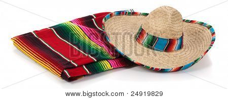 Serape messicano e un sombrero su sfondo bianco