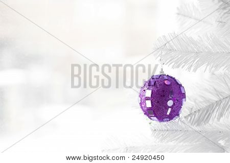 Bauble pourpre sur l'arbre de Noël