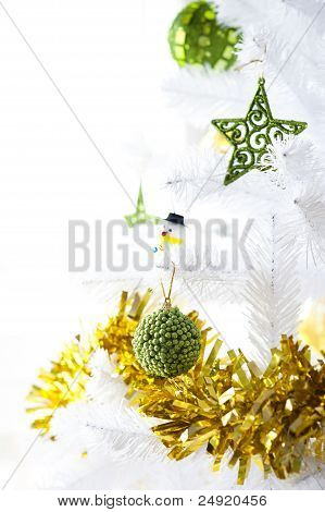 Détail d'un arbre de Noël décoré