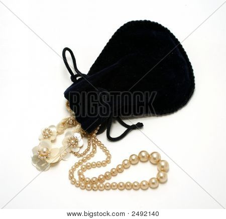Perlenketten in Tasche