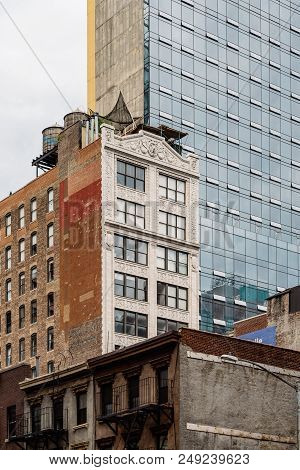 New York City, Usa - June 20, 2018: Cityscape Of Manhattan With Old Buildings And Water Towers Again