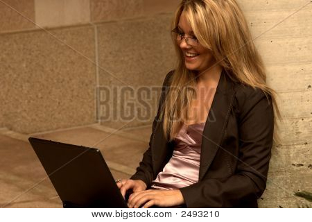 Smuk pige med en bærbar computer