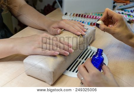 Painting Nails In Nail Salon, Uv Lap Of Quick Dry Nail Polish Manicure, Focus On Brush