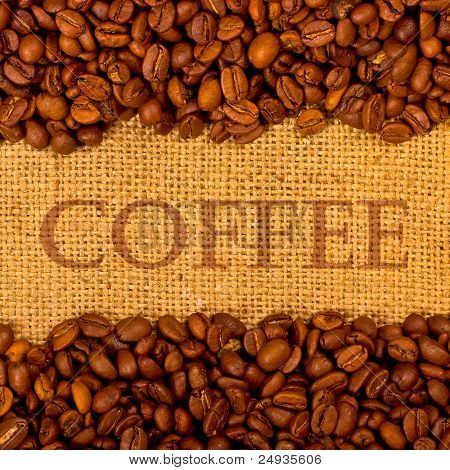 Granos de café en el fondo de arpillera