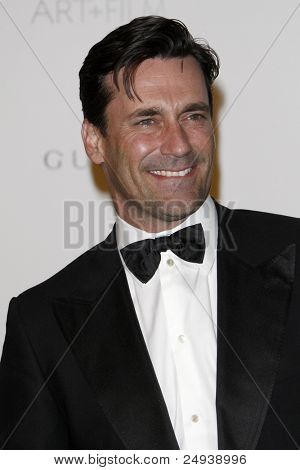 LOS ANGELES - 5 NOV: Jon Hamm arrive au LACMA Art + Film Gala à LA County Museum of Art en aucun