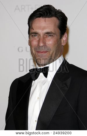 LOS ANGELES - 5 NOV: Jon Hamm arrive au LACMA Art + Film Gala à LA County Museum of Art en aucun