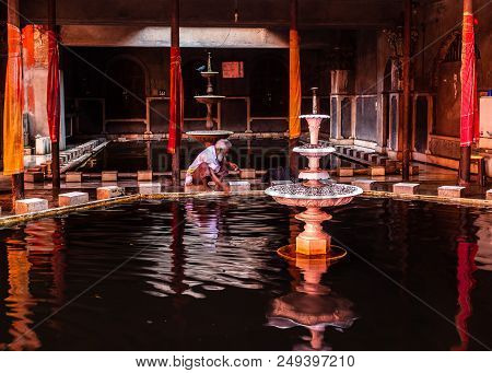 May 27,2018. Kolkata,india. An Unidentified Muslim Man Praying To Allah At  Nakhoda Masjid,the Princ