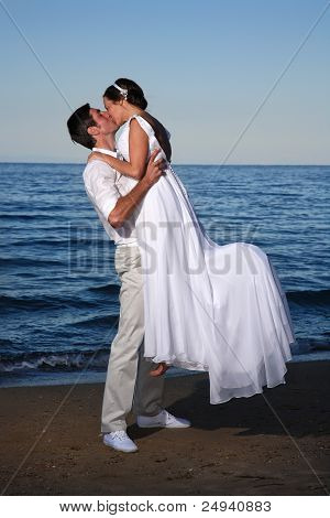 Novia y el novio en la playa