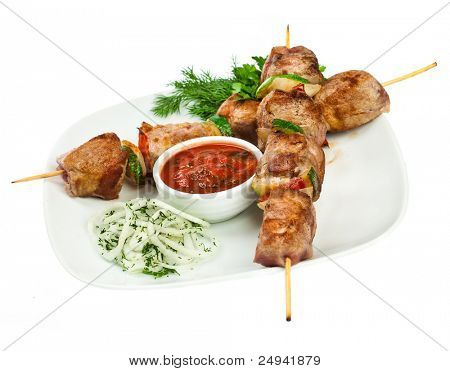 Lecker gegrilltes Fleisch, Schaschlik auf weißem Hintergrund