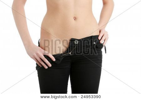 Giovane donna sexy indoeuropea tirando su jeans neri sul suo corpo nudo, isolata on white