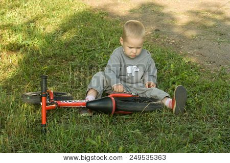 A little boy dreams of becoming a mechanic. The guy trains on a bicycle. The child spins the nuts on