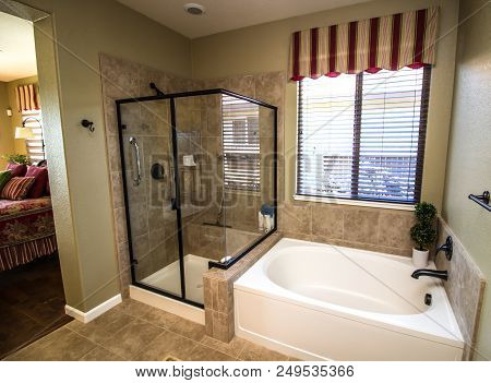 Modern Decorative Bathroom Glass Shower And Bathtub
